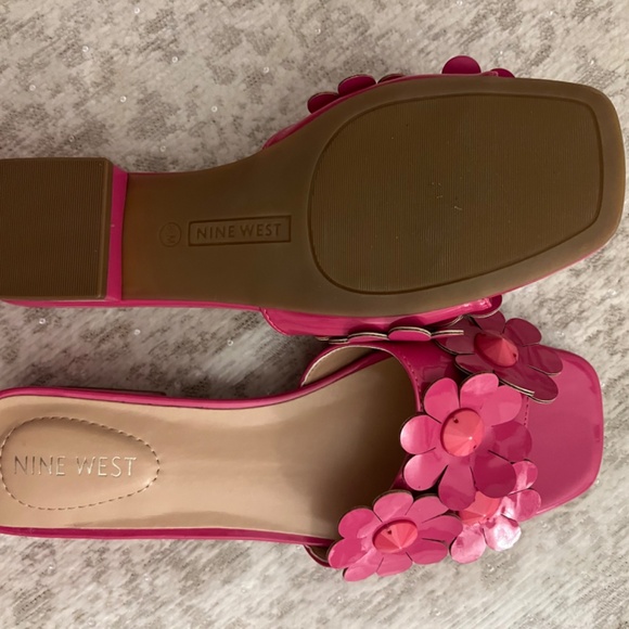Nine West pink flower sliders NWOT - Picture 2 of 4